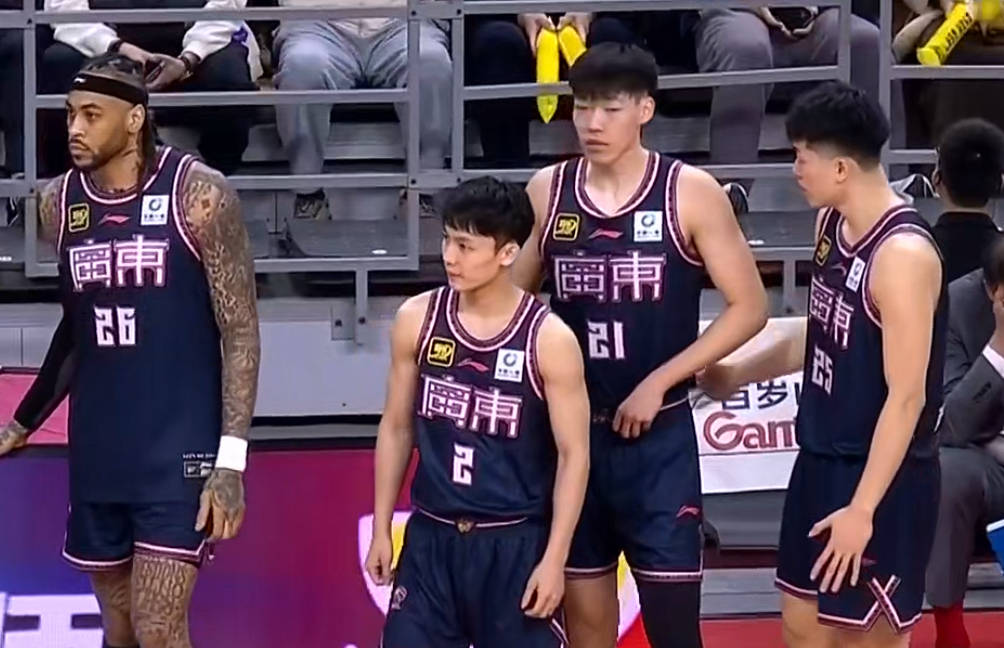 锋线大侧翼, 位置本土球, 三分球拉开