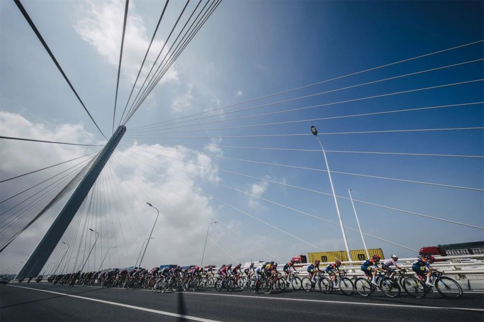 首度落户亚, 本地的时令 首度落户亚, 本地的时令